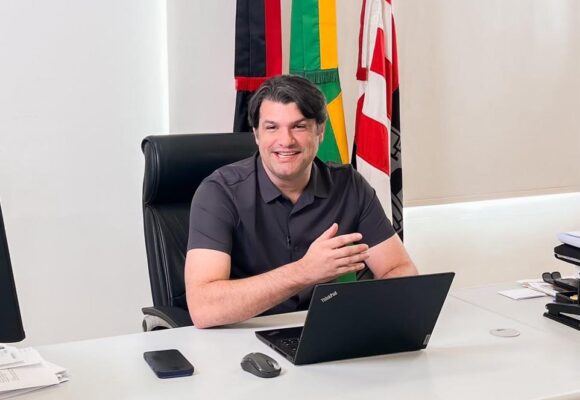 10ca7b1b-afa2-4eca-880d-c0ec34daa199 São JoãoLeo Bezerra anuncia antecipação dos salários de junho e paga folha na segunda-feira para todos os servidores