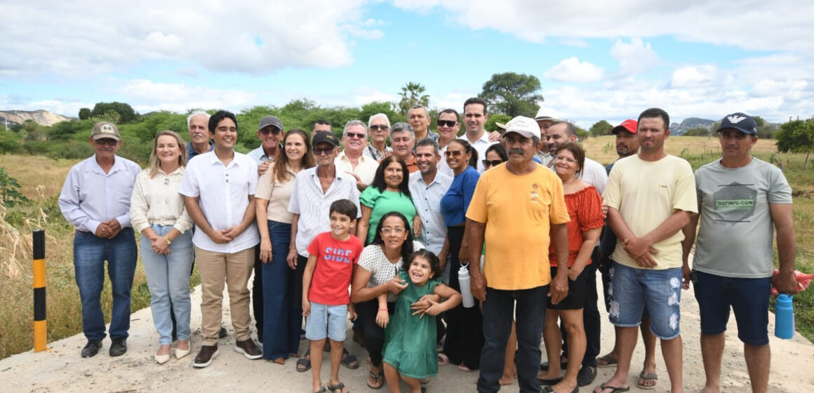 Governador Lucas Ribeiro entrega obras e autoriza reforma de escola quilombola em Santa Luzia