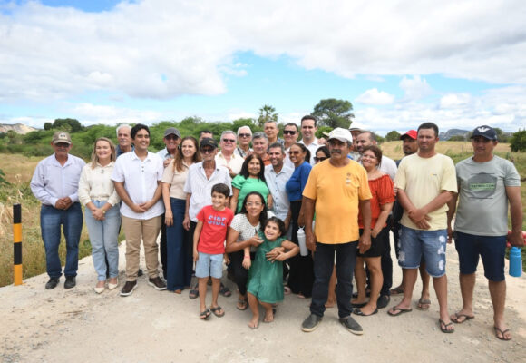 Governador Lucas Ribeiro entrega obras e autoriza reforma de escola quilombola em Santa Luzia