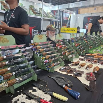 Estande de cutelaria vai realizar Forja ao vivo Forja ao vivo será atração deste sábado na Brasil Mostra Brasil em João Pessoa
