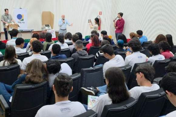 Estudantes da Escola Técnica Juca Pontes presenciam abertura da urna eletrônica