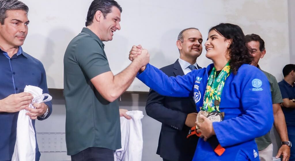 Investindo no futuro  Leo Bezerra fortalece Campeões do Amanhã com kits esportivos para mais de duas mil crianças