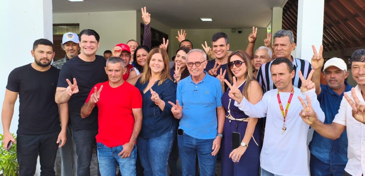 Em Bananeiras, Cícero recebe adesão de grupo de oposição e se compromete com esgotamento sanitário