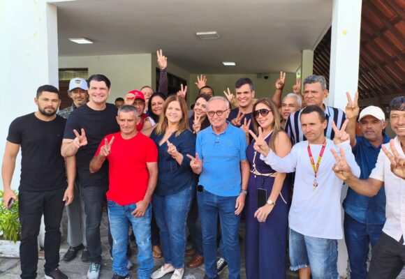 ed5eb2d1-c0c1-4a1e-9933-1118f1fa033e Em Bananeiras, Cícero recebe adesão de grupo de oposição e se compromete com esgotamento sanitário