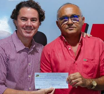 Prefeito de Pedras de Fogo Bá Barros troca de lado, deixa Veneziano de fora e reforça fama de “pular de galho em galho” na política
