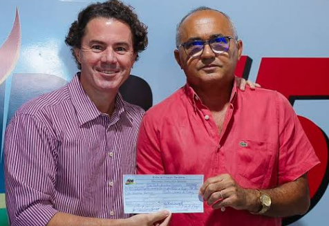 Prefeito de Pedras de Fogo Bá Barros troca de lado, deixa Veneziano de fora e reforça fama de “pular de galho em galho” na política