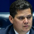 Cerco a Alcolumbre se fecha: caso Vorcaro, CPI do Master e pedidos contra ministros do STF colocam presidente do Senado sob pressão,com reeleição ameaçada